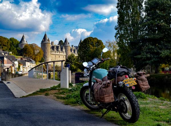 THE TANGO CLUB OF CHATEAULAINE